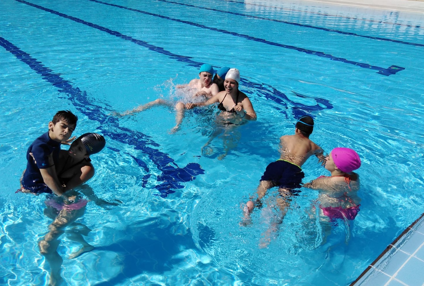 TODAS LAS PISCINAS DE USO PÚBLICO DEBEN SER ACCESIBLES PARA LAS PERSONAS CON DISCAPACIDAD